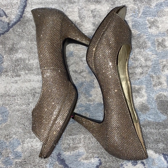 Bandolino Sparkly Gold/Silver Heels Size 8 Women’s - Picture 2 of 7